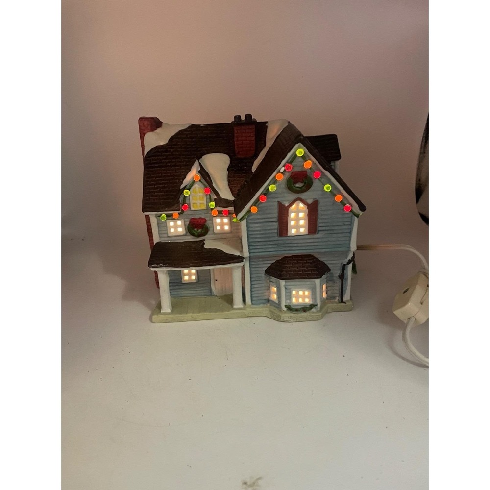 Lemax Dickensvale Collectibles Porcelain Lighted House no box
